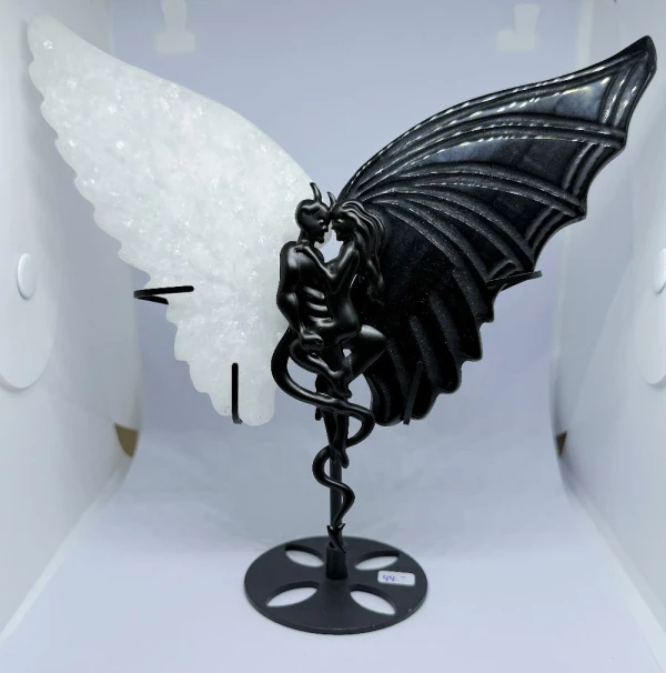 Engel vs Duivel carving